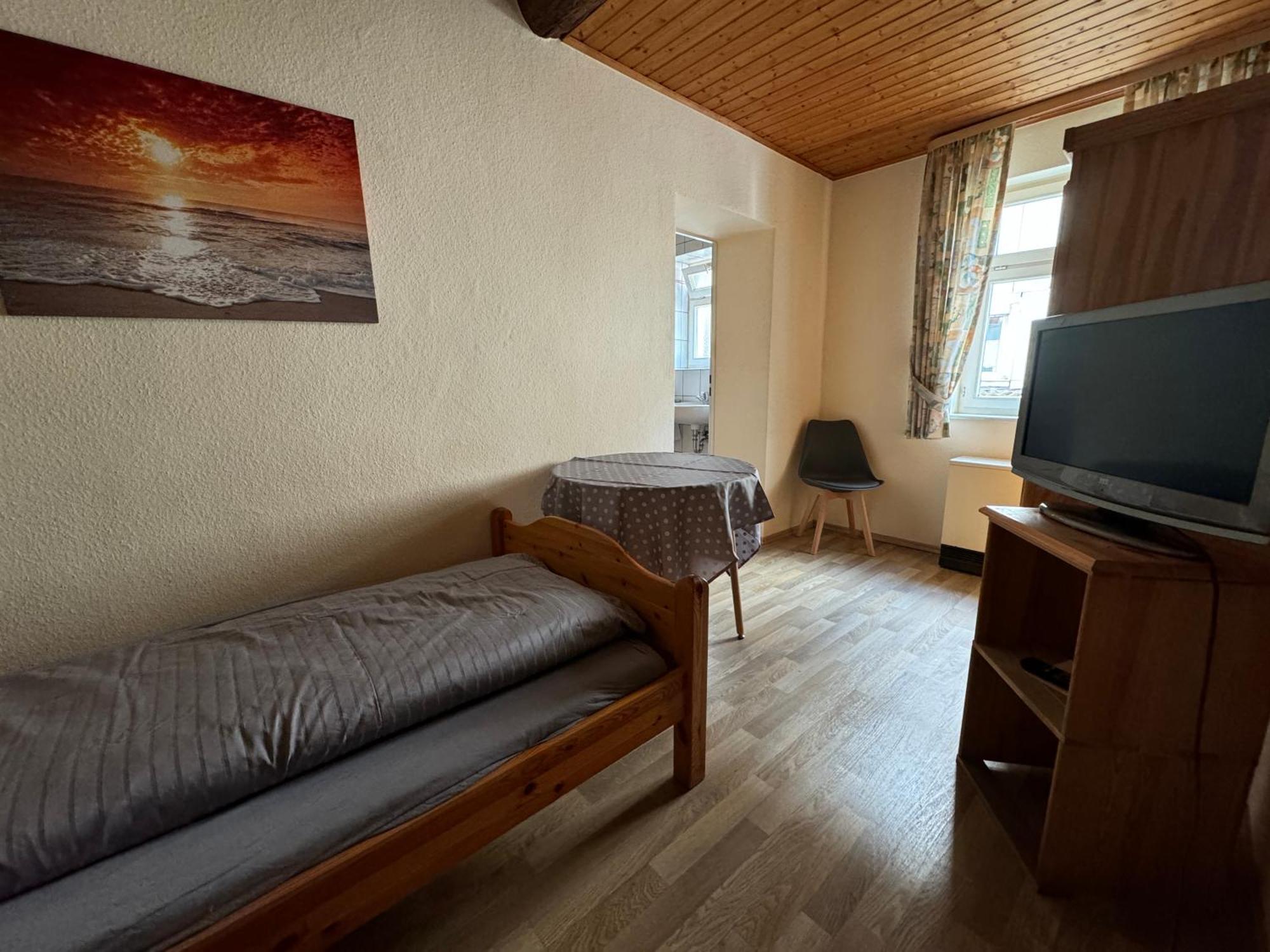 Zur Goldenen Krone Pension Stadtallendorf Exteriör bild