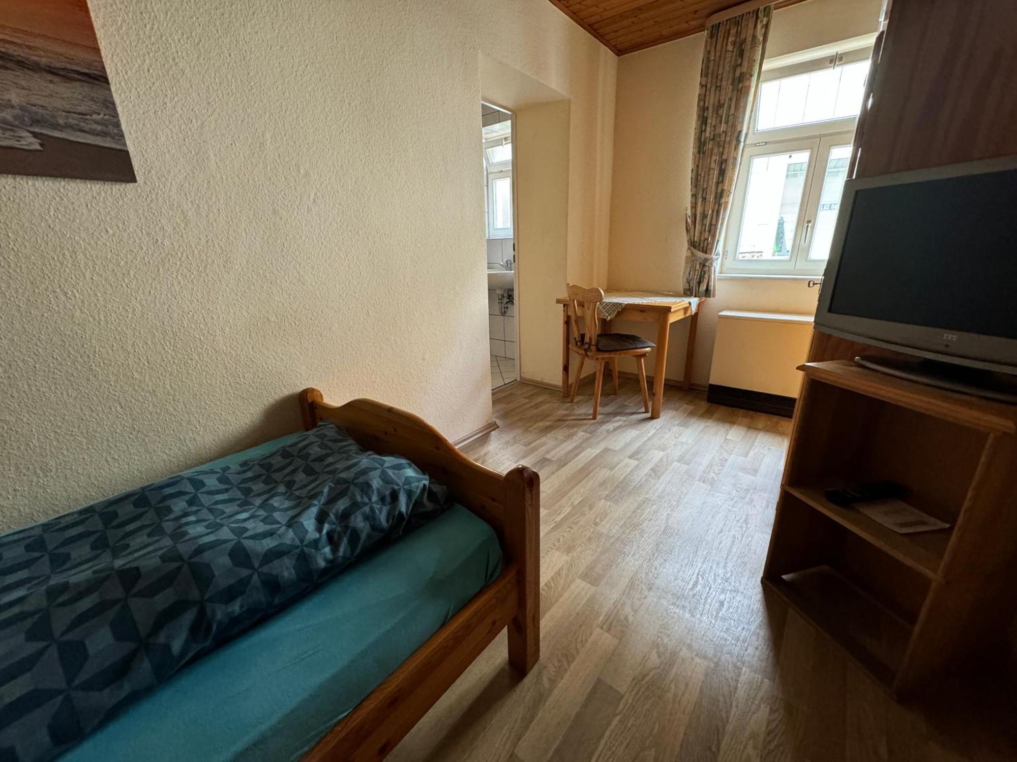 Zur Goldenen Krone Pension Stadtallendorf Exteriör bild